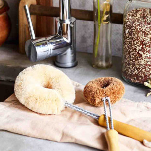 Long nonstick pan brush with rounded cream sisal bristles
